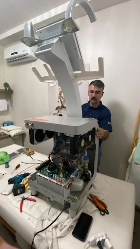 Técnico da Vinteum ao lado de equipamento estético desmontado na bancada