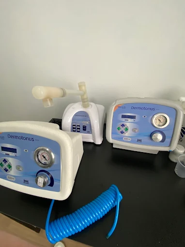 Equipamentos Dermotonus sobre bancada
