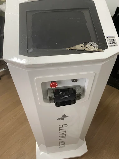 Equipamento Body Health com painel e chave de acionamento